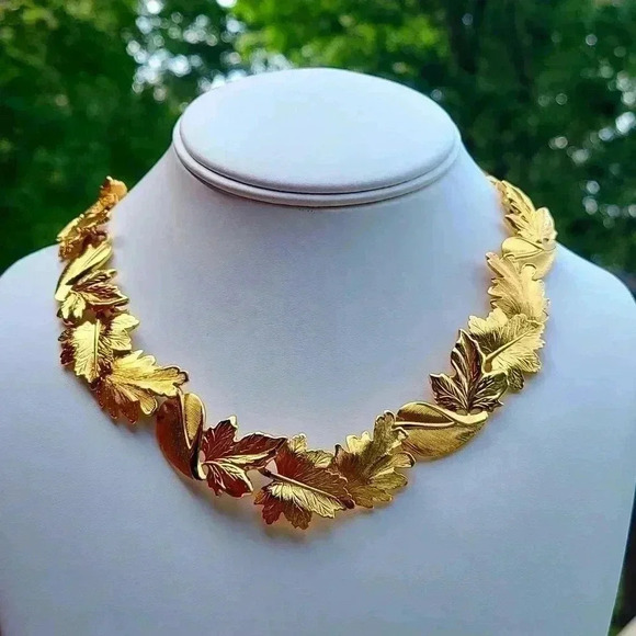 Napier Jewelry - Vintage Napier leaves Gold-toned necklace
